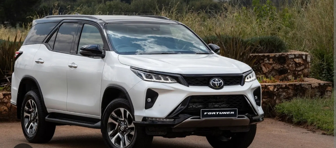 Toyota Fortuner 2026 मॉडल का फ्रंट व्यू, बोल्ड ग्रिल और LED हेडलाइट्स के साथ