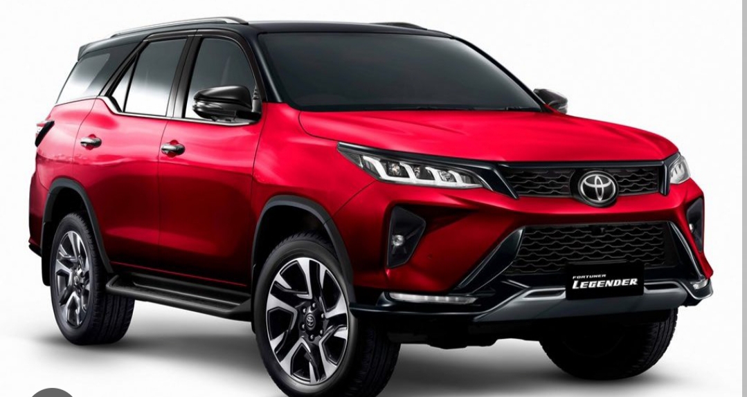 Toyota Fortuner 2026 मॉडल का फ्रंट व्यू, बोल्ड ग्रिल और LED हेडलाइट्स के साथ