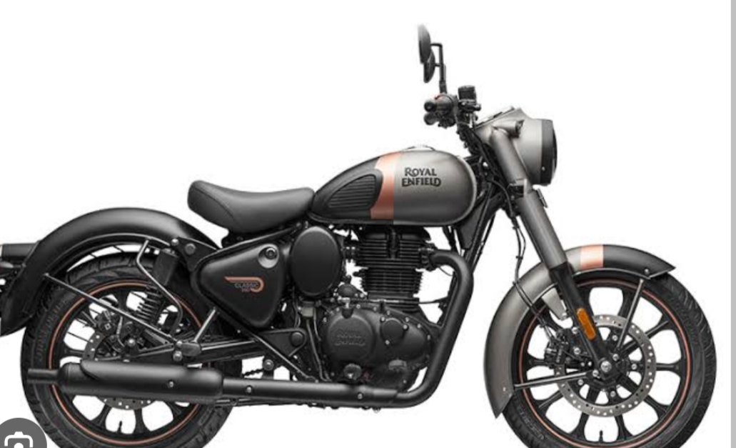 Royal Enfield Classic 2026 नई मॉडल बाइक का फ्रंट और साइड व्यू, ग्रीन कलर में क्लासिक डिजाइन के साथ