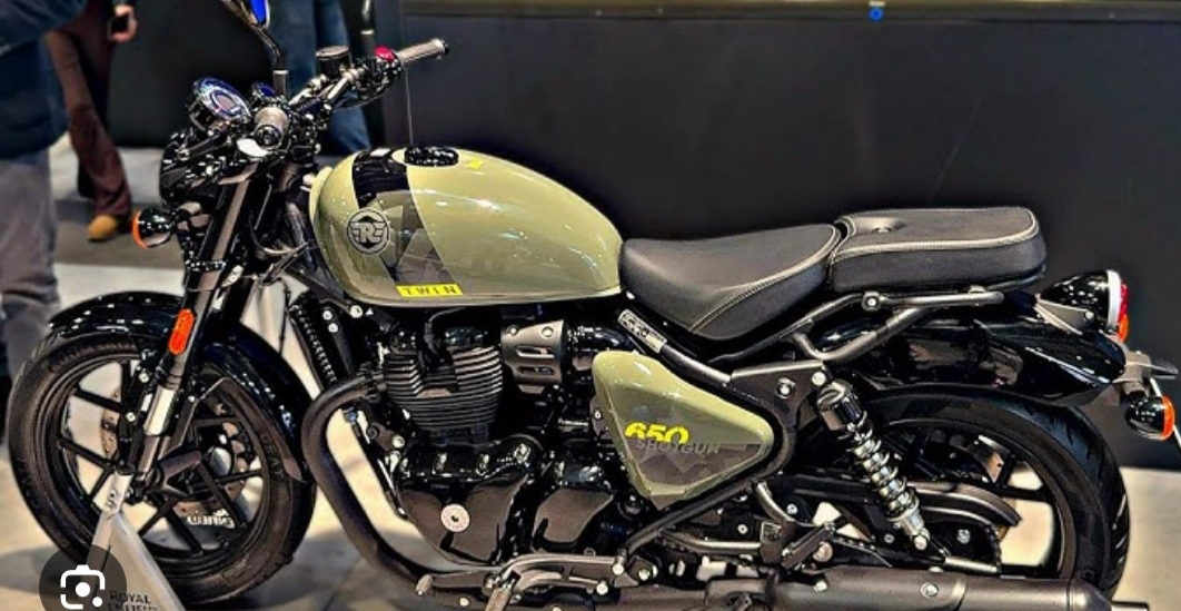 Royal Enfield Classic 2026 नई मॉडल बाइक का फ्रंट और साइड व्यू, ग्रीन कलर में क्लासिक डिजाइन के साथ